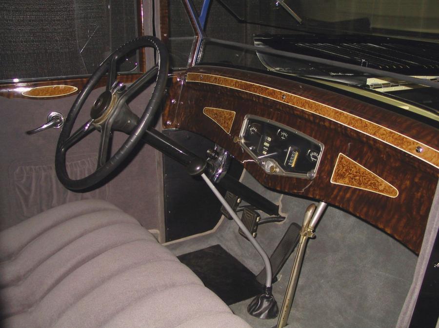 Торпедо Auburn 8-125 A Deluxe Sedan 1930 года  (фото 3 из 4)